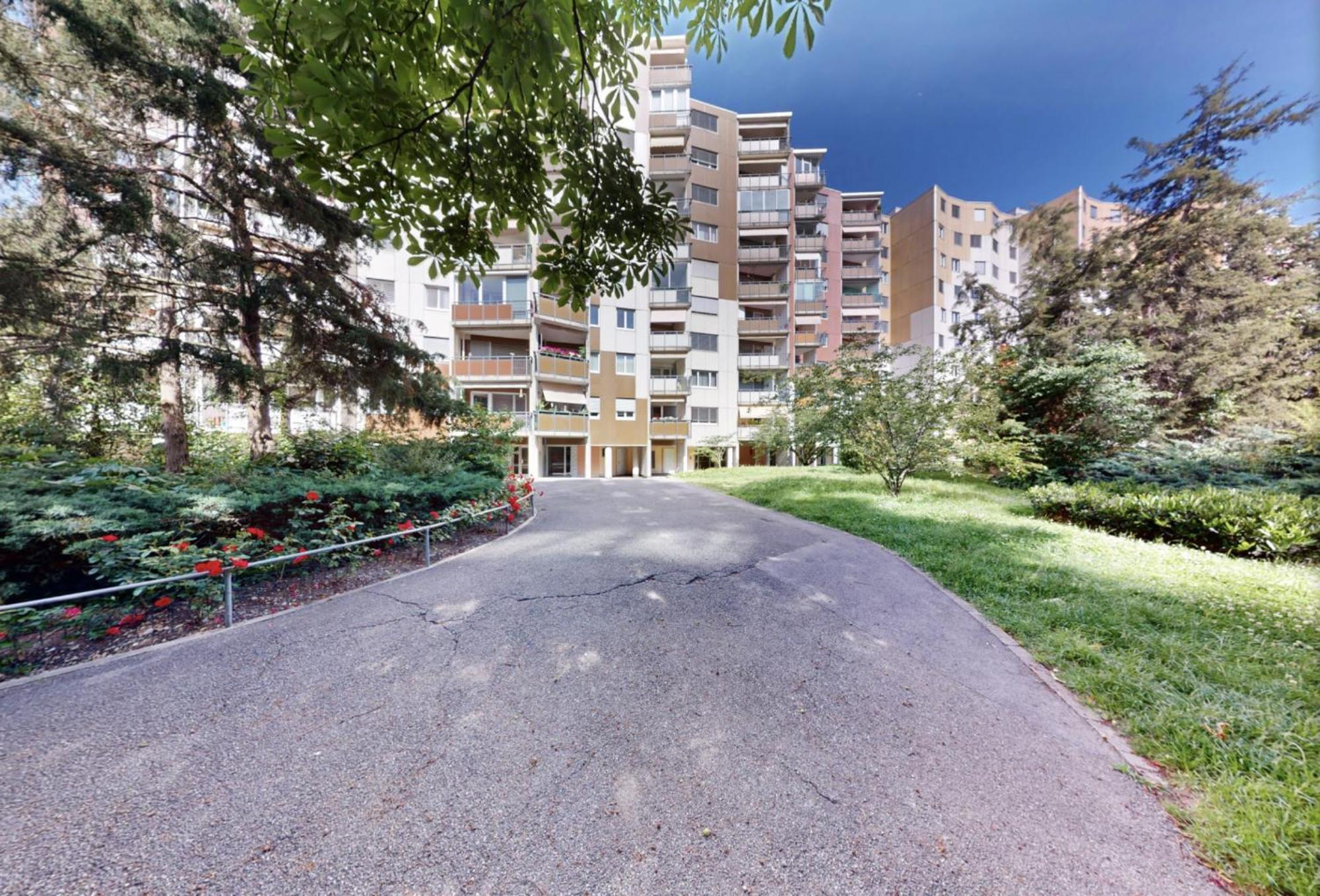 Apartment Spacious Two-bedroom *